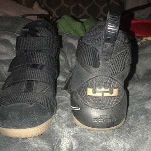 Women’s basketball shoes